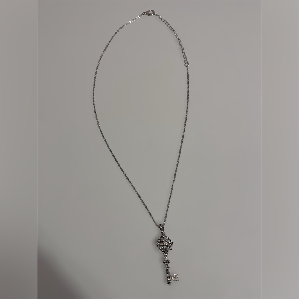 🗝️ Vintage-Style Silver Tone Key Necklace
